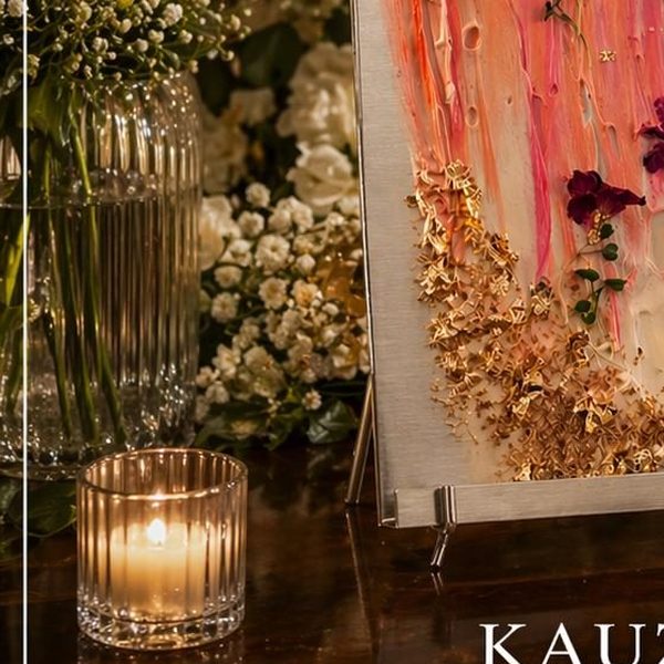 Flores e velas em evento